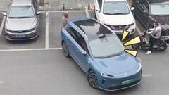 Una mujer guardaba sitio a su marido para aparcar, llega un coche chino y hace esto: alucinar es poco