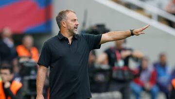 BARCELONA, 18/10/2025.- El entrenador del Barça, Hansi Flick, durante el partido de la jornada 9 de LaLiga EA Sports, entre el FC Barcelona y el Girona FC, en el estadio Olímpico de Montjuic, en Barcelona. EFE/ Alberto Estevez