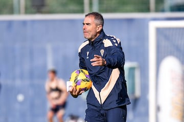 Garitano dirigiendo el entrenamiento del Cdiz CF en la ma?ana de hoy sbado.