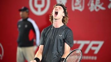 Andrey Rublev celebra un punto en su partido contra Juncheng Shang en el Hong Kong Open.