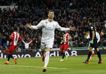 Real Madrid take the lead with Cristiano Ronaldo's goal. 2-1