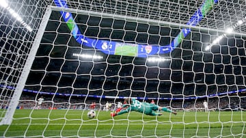 3-1. Endrcik se estrena en Champions y sentencia. El brasileño conduce el balón, y desde fuera del área, dispara con la izquierda raso para superar a Alexander Nübel.