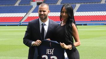 Jesé Rodríguez en su presentación con el PSG con su novia Aurah Ruiz