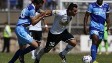 Esteban Paredes es marcado por Diego Oyarz&uacute;n en el &uacute;ltimo debut del Cacique en un torneo. Fue 1-1 ante San Marcos en el norte.