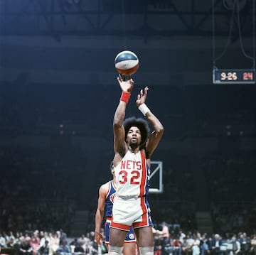 Franquicias: Virginia Squires (1971-1973), New York Nets (1973-1976) y Philadelphia 76ers (1976-1987).