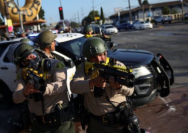 Las autoridades ahora cuentan con apoyo federal. La Guardia Nacional se ha hecho presente en Los Ángeles, pese a la oposición del gobierno demócrata de Gavin Newsom. El secretario de Defensa de EEUU, Pete Hegseth, amenazó con enviar a Marines a L.A. para sofocar las protestas.