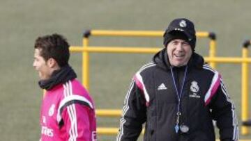 Cristiano Ronaldo y el técnico, Carlos Ancelotti, durante el entrenamiento.
