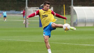 Xavi cita al colombiano Juanda Fuentes a la práctica del Barça