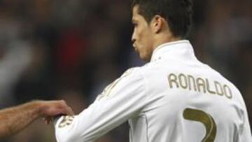 <b>RECHAZÓ LA FELICITACIÓN DE ALTINTOP. </b>El turco fue solícito a felicitar al portugués por su golazo y éste le apartó sin miramientos...