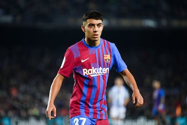 Se formó en las categorías inferiores del Barcelona y debutó en el primer equipo en 2021. Jugó como azulgrana hasta verano de 2023.