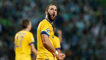 Higuain durante un partido de Champions.