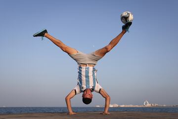 El freestyler Charlie Iacono no ha querido perderse la cita mundialista para apoyar a la selecci¨®n albiceleste durante su adnadura en Qatar. En la fotograf¨ªa, el dos veces campe¨®n del mundo de f¨²tbol freestyle muestra sus incre¨ªbles habilidades con el bal¨®n mientras hace equilibrios cabeza abajo, con la ciudad de Doha al fondo.