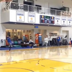 Alucinante lo de Curry: si le dejasen también las enchufaría con el pie