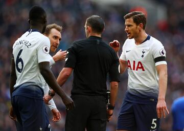 Tottenham gana 3-1 en casa con gol de Sánchez. Este es el noveno gol como profesional del colombiano.