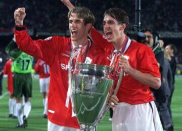 Los hermanos Phil (izquierda) y Gary Neville, del Manchester United, pasean la Copa de la Liga de Campeones de Europa tras vencer, por dos goles a uno, al Bayern Munich en 1999. Tiene dos Copas de Europa (1999 y 2008), una Copa Intercontinental (1999) y una Copa Mundial de Clubes.