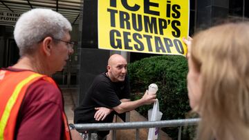 FILE PHOTO: A person argues with people protesting Immigration and Customs Enforcement (ICE) efforts outside U.S. immigration court in Manhattan, in New York City, U.S., August 14, 2025. REUTERS/David 'Dee' Delgado/File Photo