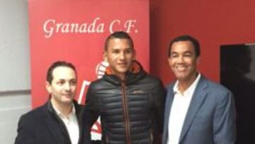 Luis Javier Súarez (centro) durante su presentación.