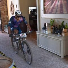 La Cape Epic 2022 visita una granja vinícola