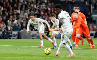 2-1. El delantero brasileño engaña a Alex Remiro desde los once metros para anotar el segundo.