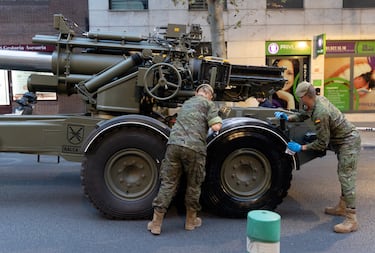 Militares limpiando un obús 155/ 52 Siac antes del acto solemne de homenaje a la bandera nacional y desfile militar por el 12 de octubre, Día de la Hispanidad.