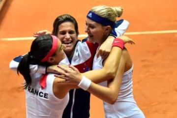 Carolina Garcia (C) celebra junto a Kristina Mladenovic (top) y la capitana francesa Amelie Mauresmo. 