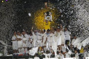 En la temporada 2011-2012, el Real Madrid logr¨® la denominada 'Liga de los r¨¦cords', ya que se alz¨® con el Campeonato Nacional de Liga que no lograba desde 2008, alcanzando el r¨¦cord hist¨®rico de 100 puntos y de 121 goles.