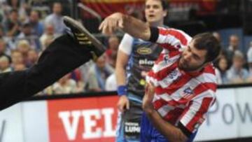 <b>A LA FINAL. </b>Cañellas supera a Kasper en uno de sus goles, a posteriori claves en la victoria rojiblanca.