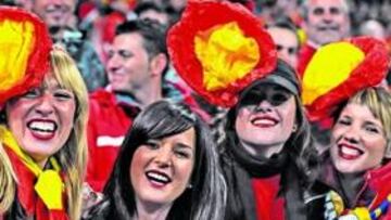 Alegría de la hinchada española tras el triunfo de "La Roja"