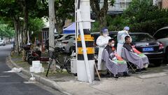 Residents get haircuts on a closed street during lockdown amid the coronavirus disease (COVID-19) pandemic, in Shanghai, China, May 20, 2022. REUTERS/Aly Song