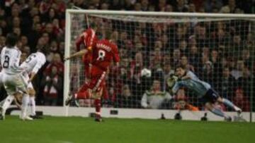 DESASTRE. El Madrid cayó por 4-0 en la única visita de su historia a Anfield, en 2009.