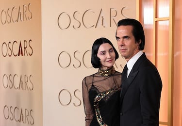 Nick Cave y Susie Cave posan en la alfombra roja del Dolby Theatre.