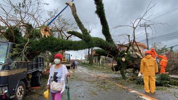 Tigaon (Philippines), 01/11/2020.- Filipino villagers maneuver under a toppled tree in the typhoon-hit town of Tigaon, Camarines Sur, Philippines, 01 November 2020. Super Typhoon Goni, with winds forecasted to reach 249 kilometers per hour, made landfall in the provinces of Albay and Camarines sur, according to the local weather bureau. (Filipinas) EFE/EPA/FRANCIS R. MALASIG