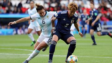 Soccer Football - Women&#039;s World Cup - Group D - Argentina v Japan - Parc des Princes, Paris, France - June 10, 2019  Argentina&#039;s Aldana Cometti in action with Japan&#039;s Aya Sameshima            REUTERS/Lucy Nicholson