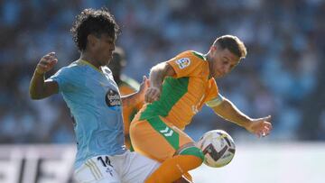 Renato Tapia intenta arrebatarle el balón a Joaquín durante el partido entre el Celta y el Betis.