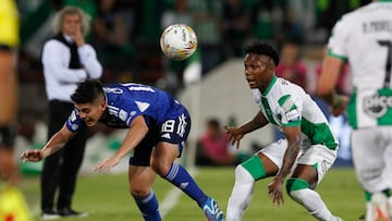 AMDEP3872. MEDELLÍN (COLOMBIA), 23/11/2023.- Édier Ocampo (i) de Nacional disputa el balón con Daniel Ruiz de Millonarios hoy, en la final de la Copa Colombia entre Atlético Nacional y Millonarios en el estadio Atanasio Girardot en Medellín (Colombia). EFE/ Luis Eduardo Noriega Arboleda