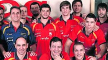 <b>BUEN AMBIENTE. </b>La Selección al completo posa en AS. Arriba, Hombrados consulta los tomos y ofrece un regalo a AS, que recoge Juan Mora. Otro ilustre, Iker Romero, lee el periódico.