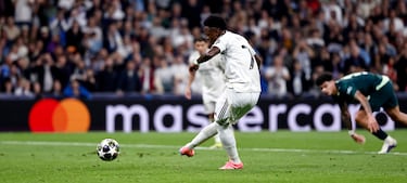 Vinicius desde los once metros, realiza un salto, golpea con la derecha y Gianluigi Donnaruma adivina el lanzamiento.