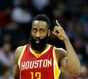 James Harden (29) sostiene las opciones de los Rockets