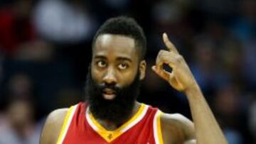 James Harden (29) sostiene las opciones de los Rockets