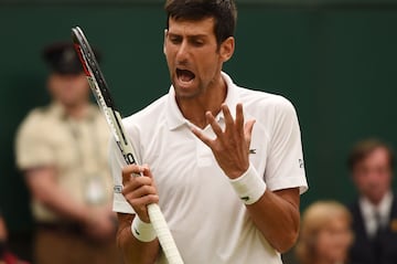 Novak Djokovic se lamenta tras desperdiciar una bola fácil