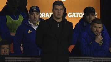 Boca Juniors' coach Sebastian Battaglia (C) gestures during the Argentine Professional Football League match against Union at the "Bombonera" stadium in Buenos Aires, on June 24, 2022. (Photo by JUAN MABROMATA / AFP)