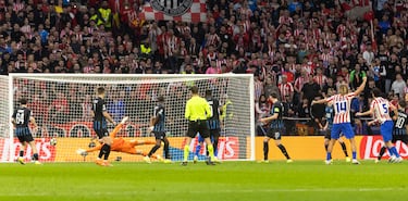 Se estrena como goleador rojiblanco Johnny Cardoso y lo hace de una manera y en un momento crucial: balón suelto a la salida de un córner, Mechele no acierta a despejar y el balón le cae en la frontal al ‘5’, que controla y saca su diestra a pasear: el balón roza ligeramente en Vanaken pero la pelota entra en la portería con una violencia tremenda. ¡Celebra con rabia el mediocentro!