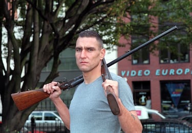 Vinnie Jones es uno de los jugadores más agresivos de la historia del fútbol. Además es conocido por interpretar papeles duros y carismáticos en cine y televisión, destacando en títulos como 'Lock & Stock' (1998) como Big Chris, 'Snatch: Cerdos y diamantes' (2000) como Bullet Tooth Tony, '60 segundos' (2000) como The Sphinx, 'Operación Swordfish' (2001) como Marco, 'Mean Machine' (2001) como Danny Meehan, 'X‑Men: La decisión final' (2006) como Juggernaut, 'El vagón de la muerte' (2008) como Mahogany, 'Año uno' (2009) como Sargon, 'Plan de escape' (2013) como Drake y 'Redirected' (2014) como Golden Pole, además de su trabajo televisivo en series como 'The Gentlemen' y 'Arrow', donde dio vida a Brick. 