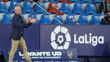 GRAFCVA5235. VALENCIA, 21/05/2021.- El técnico del Levante UD, Paco López, celebra el segundo gol de sus jugadores ante el Cádiz CF, durante el partido, correspondiente a la 38ª, y última jornada de la Liga, que disputan e