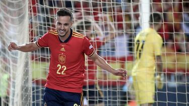 El delantero de la selección española Pablo Sarabia celebra tras marcar el segundo gol ante la República Checa, durante el partido de la Liga de las Naciones que disputan este domingo en el estadio de La Rosaleda, en Málaga.