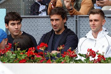 El exfutbolista y entrenador del Castilla, Raúl González (c), asiste al partido de octavos de final del Mutua Madrid Open que durante el partido que los tenistas Andréi Rublevv y Carlos Alcaraz disputaron en el Mutua Madrid Open.