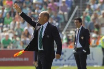 El entrenador del Real Betis, Gabriel Humberto Calderon, durante el partido correspondiente a la trigesimo tercera jornada de Liga BBVA, disputado hoy frente al Sevilla en el estadio Benito Villamarin.