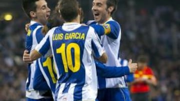 <b>UN SEGURO. </b>Kameni detiene ante la mirada de Tamudo.