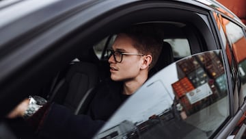 La DGT se?ala el tipo de gafas que est¨¢n prohibidas al conducir