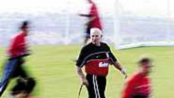 NO BAJAR LA GUARDIA. Luis señaló a sus jugadores que para el futuro deben estar atentos ya que la temporada será dura.